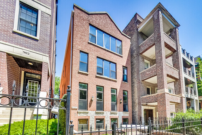 Building Photo - 900 W Roscoe St Rental