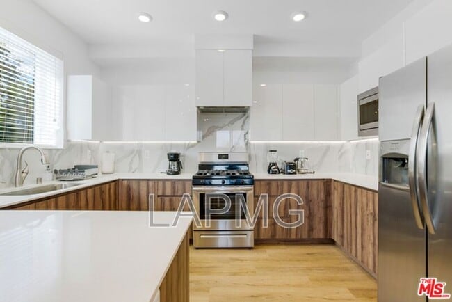 Photo - 4637 Laurel Canyon Blvd