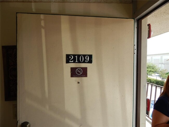 Building Photo - 7900 S Orange Blossom Trail Unit 2109