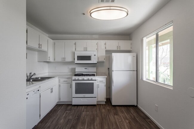 Photo - Golden Sands Apartments