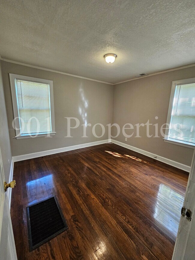 Photo - 770 Goodman St