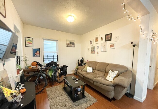 Photo - 93A Hillside St