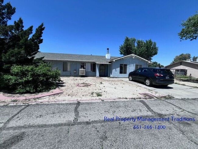 Building Photo - ****COMING SOON**** 3 + 2 on one acre parc...