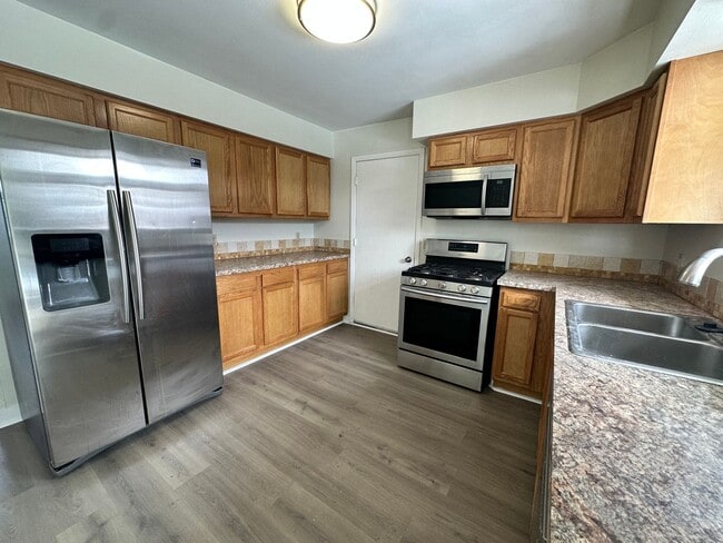 Photo - MOVE IN SPECIAL! Cozy 5 bedroom 2 bath Home - Erie