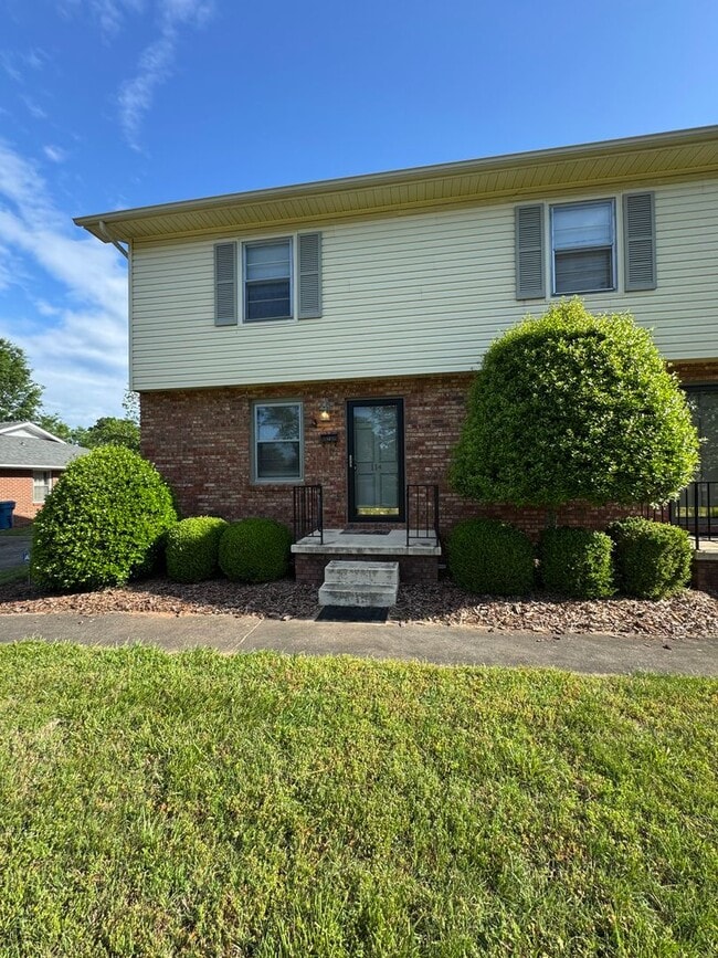 Photo - Spacious 2 Bed, 1.5 Bath Apartment in Prime Location