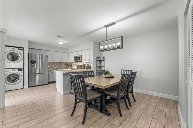 Photo - 1596 Shaker Cir