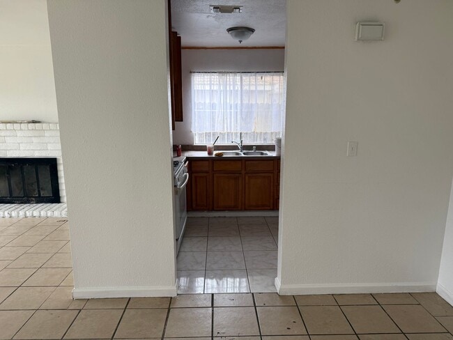 Photo - 3 bd 2bth- Ready to move in!! Easy access to shopping and FWY 99 and I-5!!!