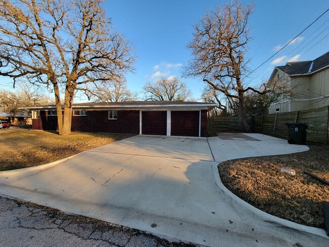 Photo - Bryan - 3 bed/ 2 bath / 2 car garage house with fenced back yard, near Texas A&M