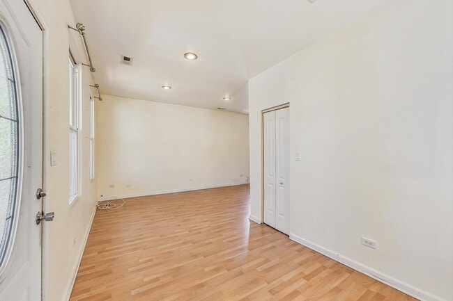 Photo - 1844 N Mozart St Unidad 2