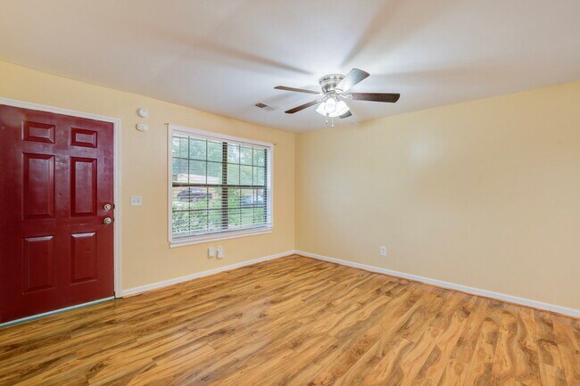 Photo - 106 Carriage Ct