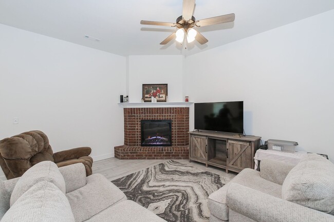 Photo - Like New Beautiful 3/2 Home in Gentry