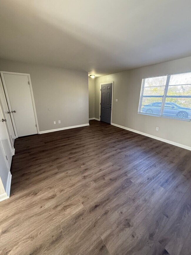 Photo - W Ray Unit Apt #4