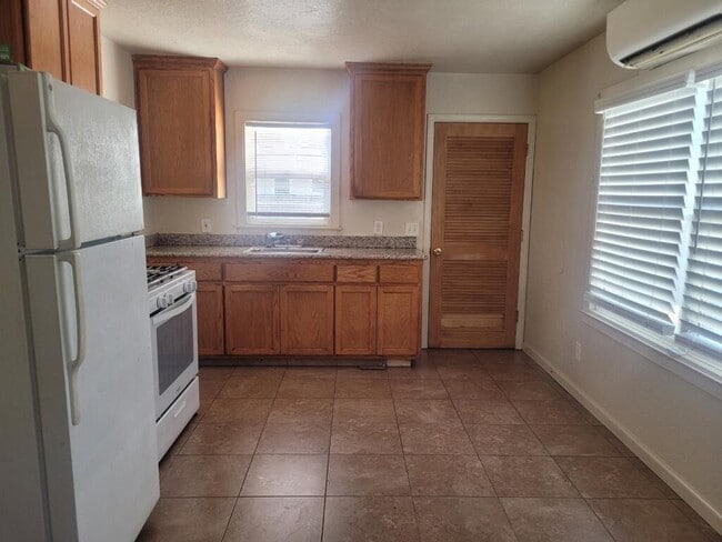 Photo - 119 E Kearney Blvd