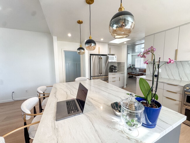 All new applyancies - 2926 W 227th St Unidad 1