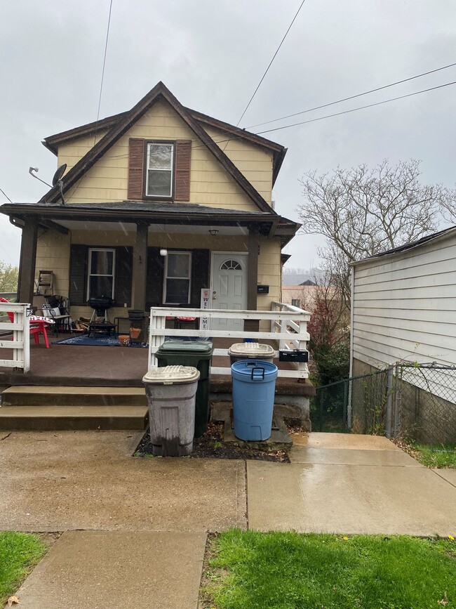 Building Photo - 651 6th St Unit 1 Rental