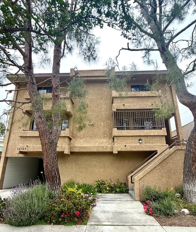 Building Photo - 12121 Moorpark St Unit 1 Rental