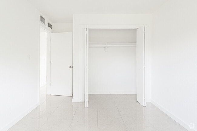 Apartamento 28: 2BD-1BA-650-Sq-Ft - 3200 Mary St