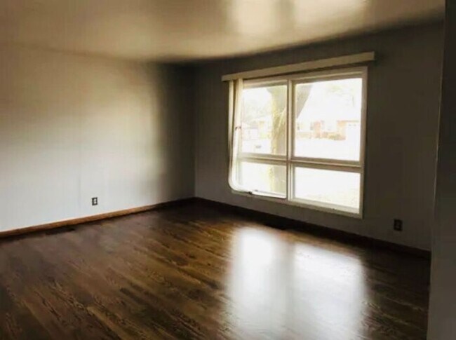 Photo - Fenced yard!