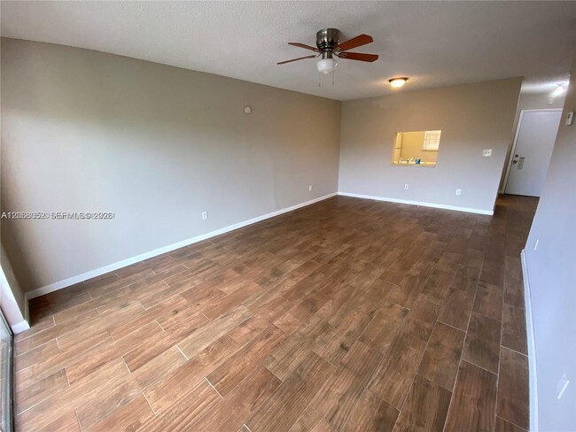 Photo - 2800 NW 56th Ave Unidad B304