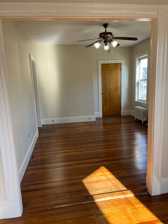 middle room (dining room) - 52 Rock Valley Ave Unit 1