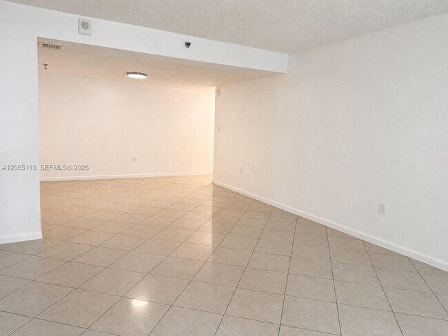 Photo - 1621 Collins Ave Unit 402