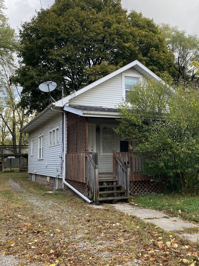 Building Photo - 833 E North St