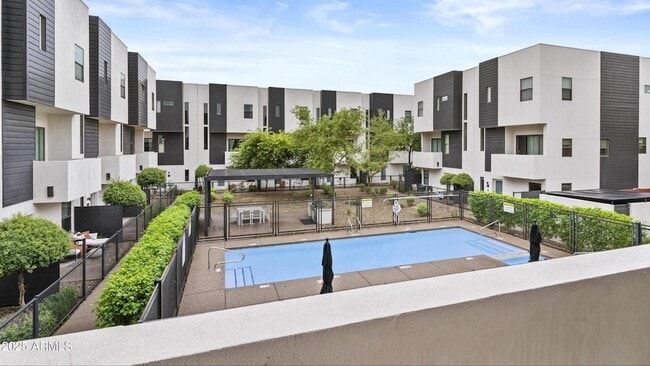 Building Photo - 325 E Coronado Rd