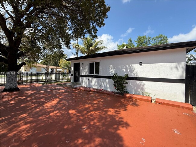 Building Photo - 3815 NW 13th Ave Unit 2