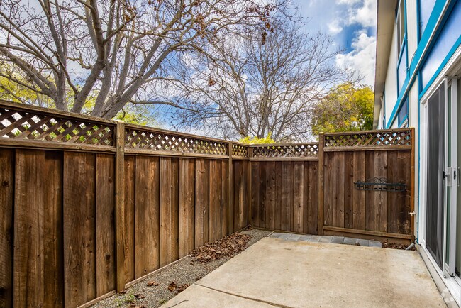 1BR, 1.5BA - 1115SF - Villa De Wright Apartments