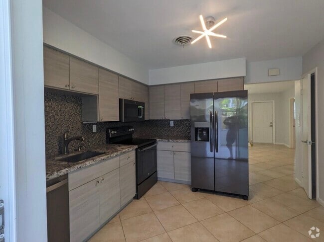 Building Photo - 2402 NE 5th Ave Rental