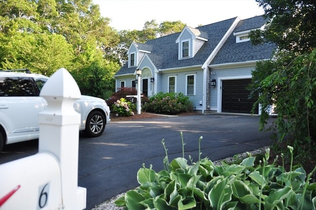 6 Country Club Ln