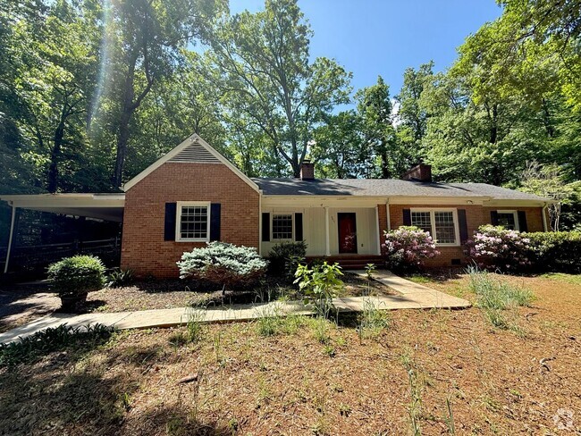 Building Photo - Beautiful 3 Bed 2 Bath Home Located Right ...