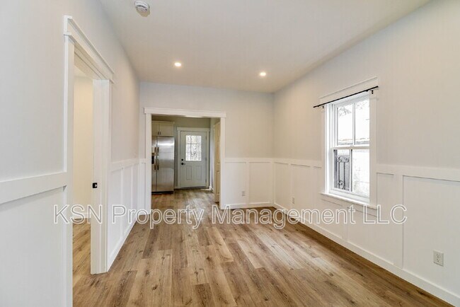 Photo - 1025 W 38th St