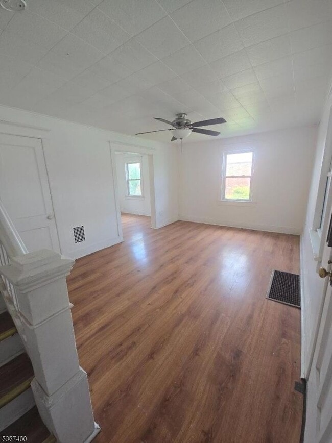 Building Photo - 323 Irwin St Unit 1R-1R Rental