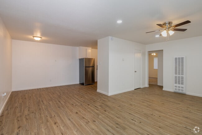 2 habitaciones, 1 baño - 840 pies cuadrados - Sala de estar / Comedor - Park Hills Place