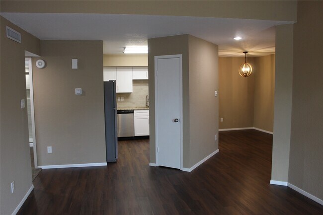 Photo - 2011 Spenwick Dr Unit 427