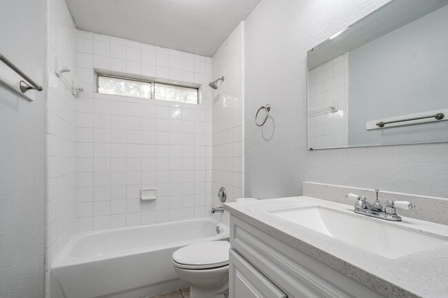 Building Photo - 4523 Bridgevillage Dr Rental