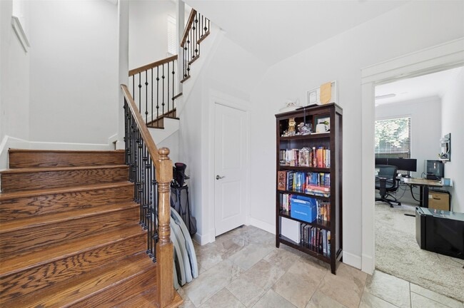 Building Photo - 214 W 28th St