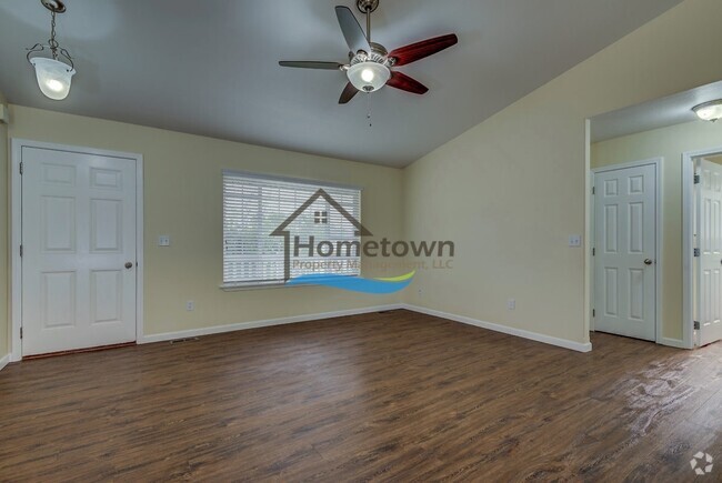 Building Photo - Beautifully Landscaped 3 Bed 2 Bath Home w...