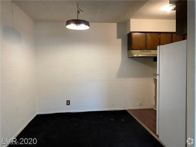 Building Photo - 625 S Royal Crest Cir Unit 8 Rental