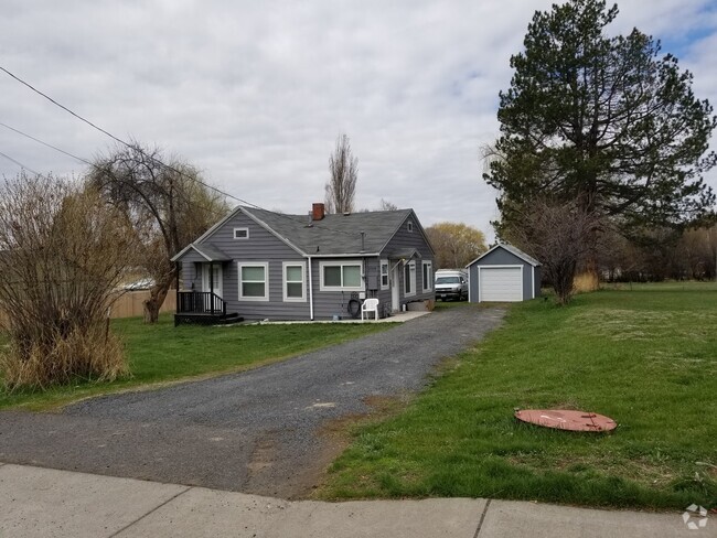 Building Photo - No pets, please! Adorable home near Shasta...