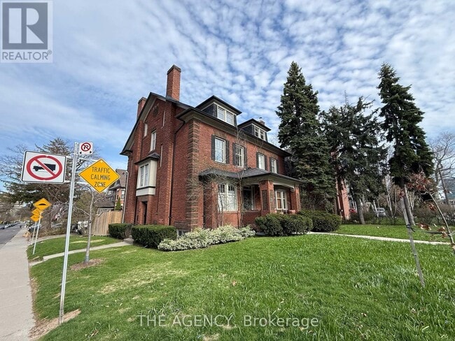 Photo - 31 Oriole Pkwy