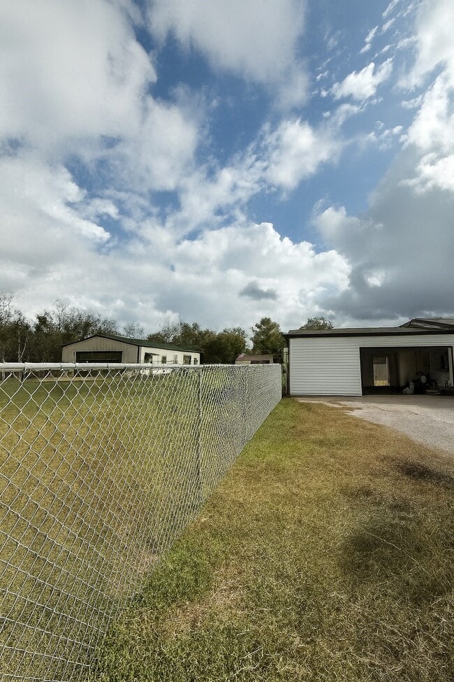 Photo - 17319 Wells Dr