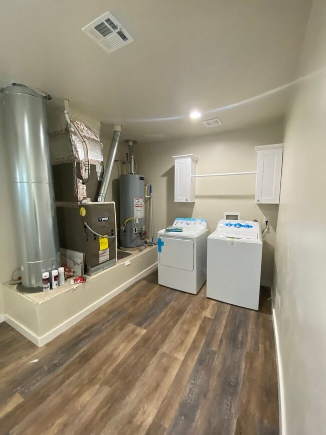 Photo - Gorgeous 2 Bedroom/1 Bathroom Home