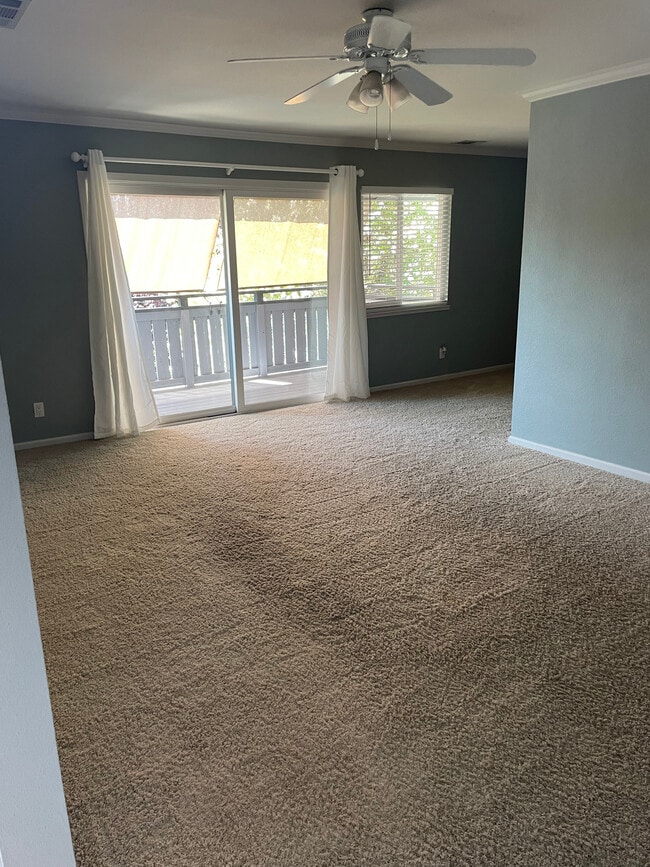 Living Room - 231 Masters Ct Unit 4
