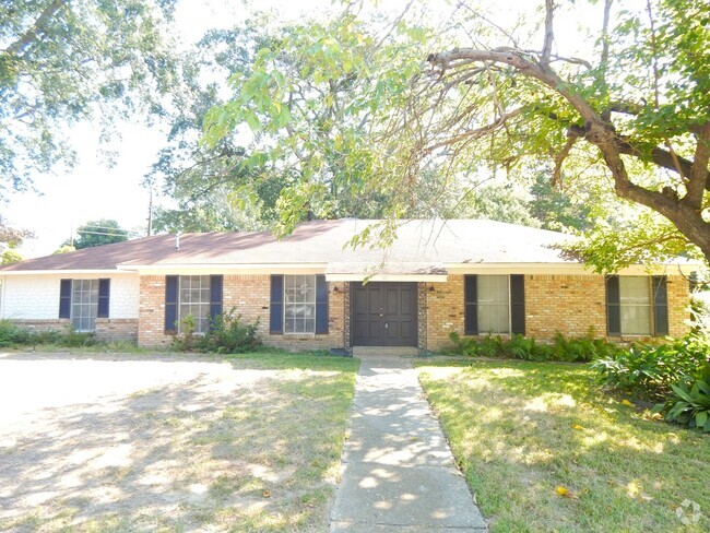 Building Photo - Expansive 3/2 Home in Tyler w/Additional D...