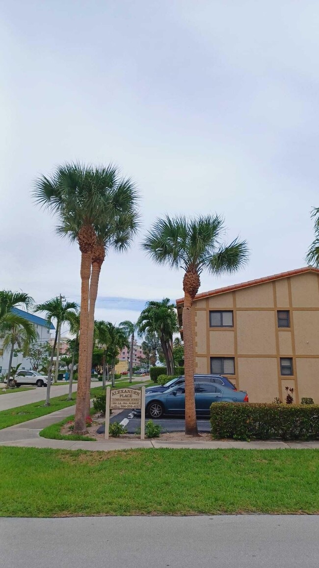 Building Photo - 330 SE 19th Ave Unit E Rental