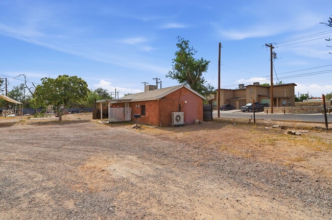 Photo - 593 Myra St