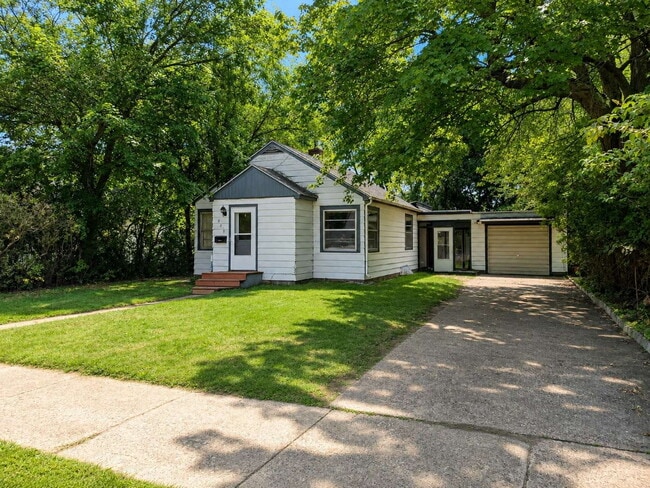 Building Photo - 2 Bedroom, 1 Bathroom West Hill Home with Fenced Yard, Garage, & Bonus Living Space