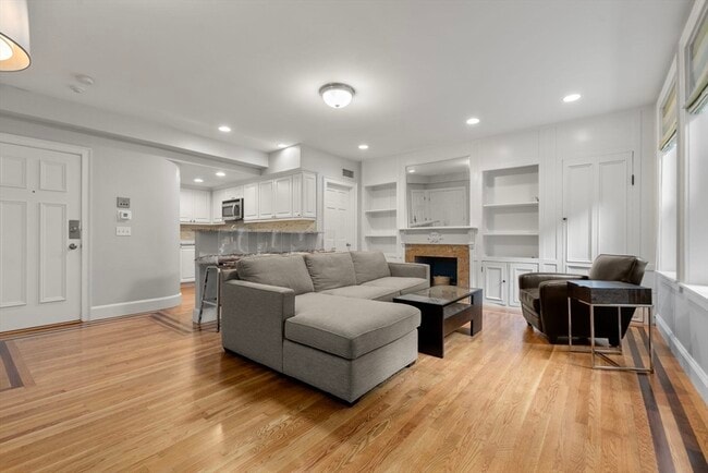 Building Photo - 127 Beacon St Unit 2 Rental